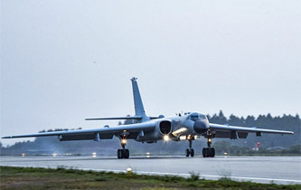 &ldquo;戰(zhàn)神&rdquo;轟-6K冒雨出擊 目標大洋深處