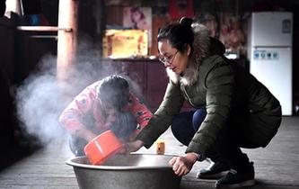 大山貧困娃和她的&ldquo;駐村媽媽&rdquo;