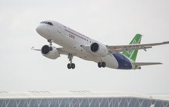 C919大型客機(jī)102架機(jī)轉(zhuǎn)場(chǎng)東營試飛基地