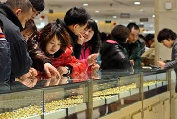 投資客圍著黃金柜臺要抄底